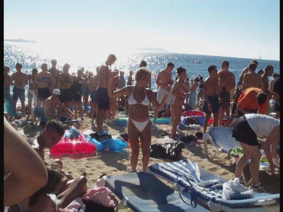 Branje malina i rad u polju nisu na ceni, radi se ako nema šta drugo 3 ljudi plešu na plaži