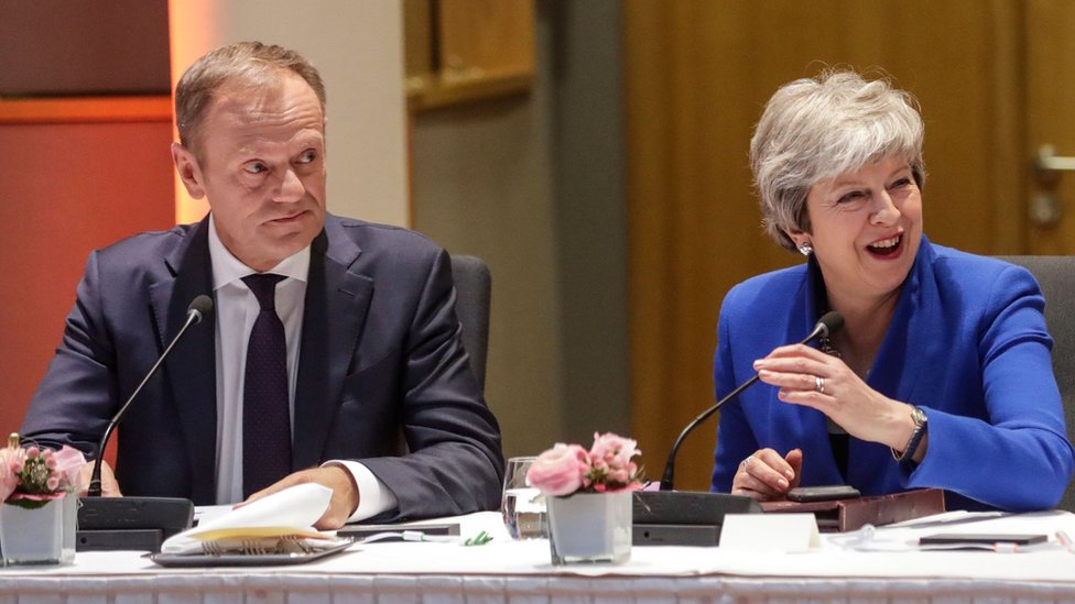 Bregzit: Britanija i EU dogovorili novi rok - 31. oktobar 1 European Council President Donald Tusk (L) and Britain"s Prime Minister Theresa May look on during a European Council meeting on Brexit