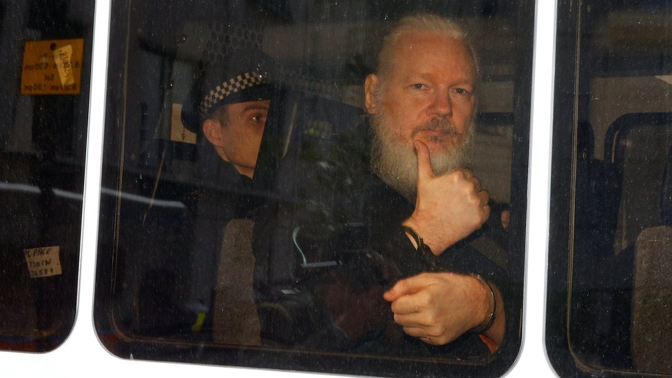 Sud odlučio: Asanž kriv za kršenje uslova kaucije, preti mu 12 meseci zatvora 1 Julian Assange pictured in a police van