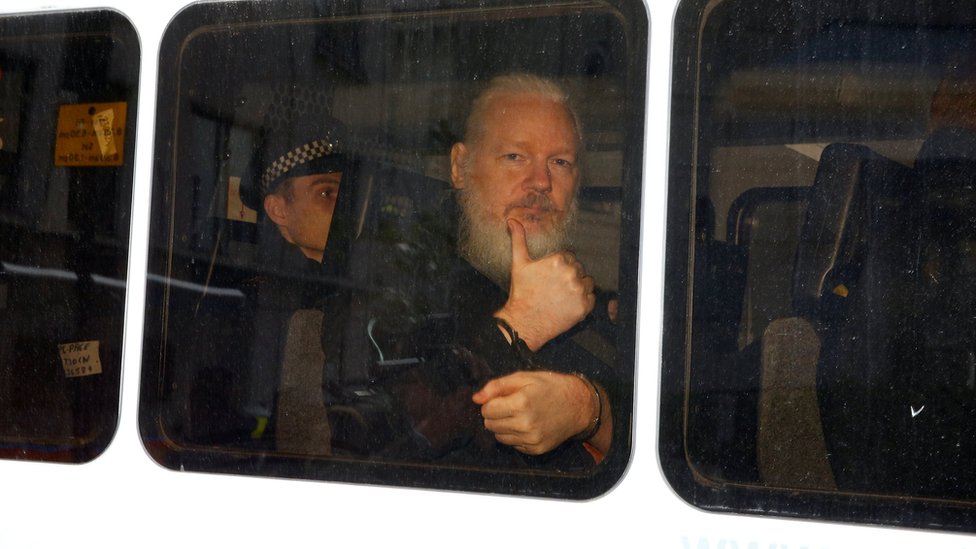 Slučaj Džulijana Asanža: Zašto mu je Ekvador uskratio gostoprimstvo 3 Asanž otpozdravlja fotoreporterima tokom hapšenja