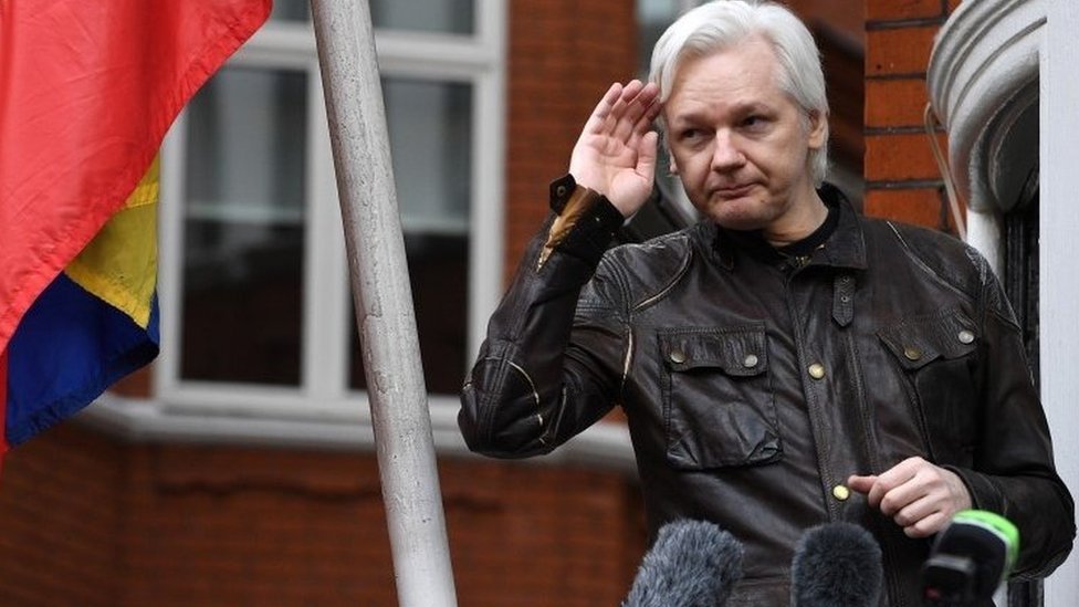 Slučaj Džulijana Asanža: Zašto mu je Ekvador uskratio gostoprimstvo 1 Asanž tokom jedne od konferencija na balkonu ekvadorske ambasade u Londonu