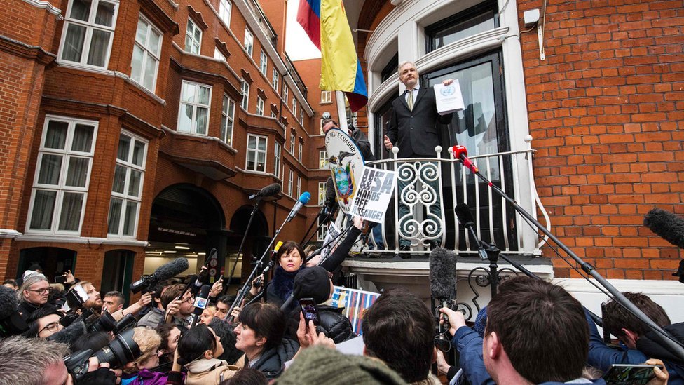 Slučaj Džulijana Asanža: Zašto mu je Ekvador uskratio gostoprimstvo 2 Asanžove pristalice okupljale su se ispred ambasade