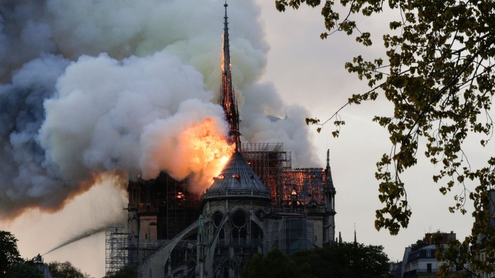 Scene požara u Parizu, april 2019.