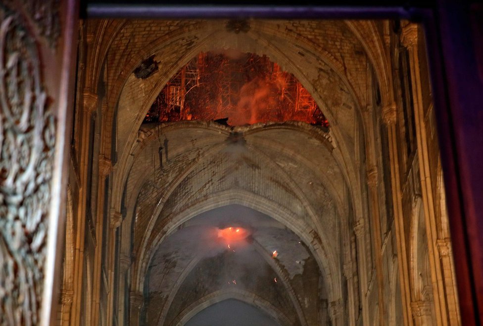 Plamen i dim u unutrašnjosti katedrale