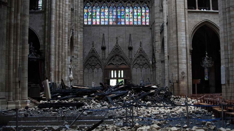 Požar u Notr Damu: Makron kaže da će obnovljena katedrala biti „još lepša" 1 Unutrašnjost katedrale Notr Dam nakon požara