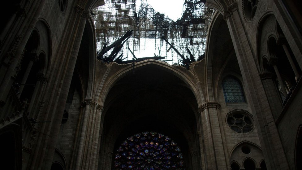 Požar u Notr Damu: Makron kaže da će obnovljena katedrala biti „još lepša" 4 The rose windows below the damaged roof of Notre-Dame-de Paris Cathedral in Paris