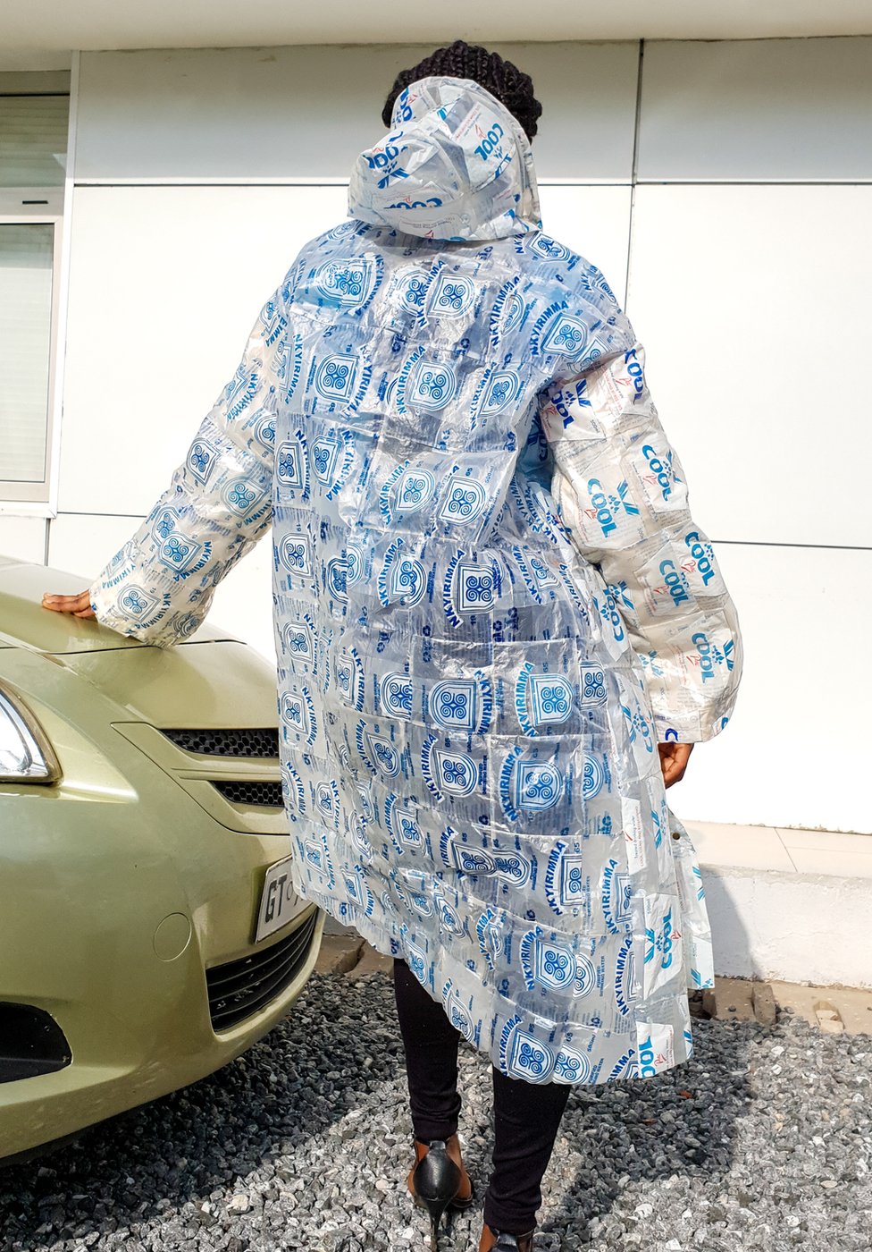 U Fotografijama: Dan planete Zemlje i žene koje menjaju svet 3 Water sachets turned into a raincoat