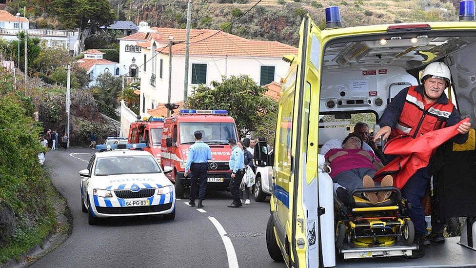 Žena u kolima Hitne pomoći, 17. april 2019. Kaničo, grad na portugalskom ostrvu Madeiri