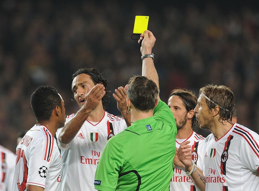 Fudbaleri Milana u raspravi sa sudijom Bjernom Kujpersom