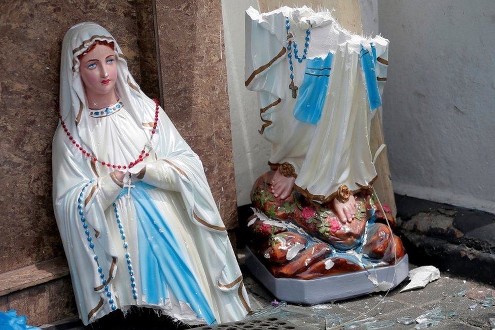 Slomljena statua Bogorodice u hramu Svetog Antonija