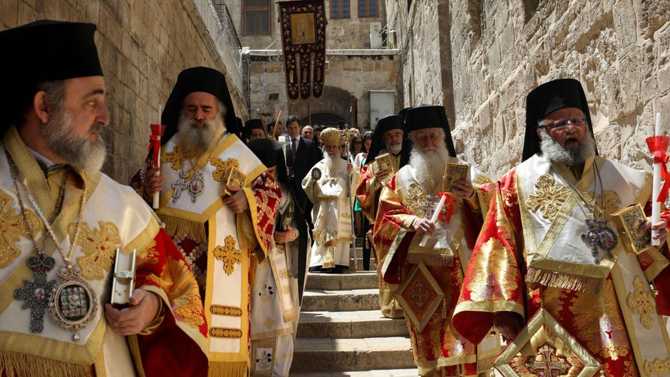 Partijarh jerusalimski Teofil III vodio je tradicionalnu uskršnju procesiju ka Crkvi Svetog groba u Jerusalimu