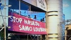 Žejko Mitrović, TV Pink Spremio se za doček protestanata: Željko Mitrović puštao muziku sa terase Pinka (FOTO, VIDEO) 2