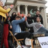 Performans ispred Skupštine, studenti hrane Vulina i Vesića 5