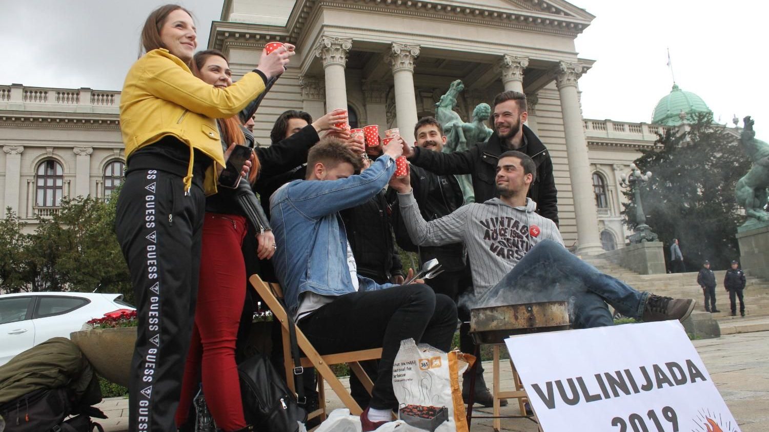 Performans ispred Skupštine, studenti hrane Vulina i Vesića 1