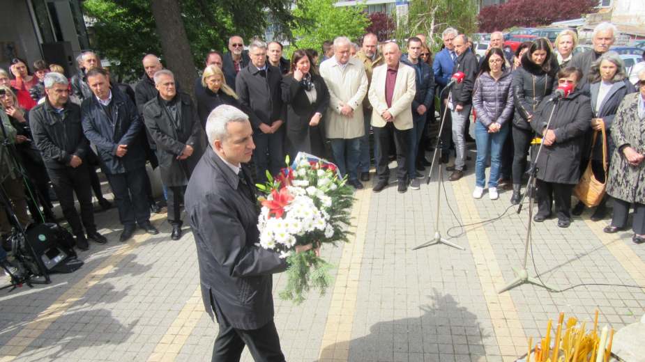 Položen venac na spomenik „Zašto” – dvadeset godina od pogibije radnika RTS-a 1
