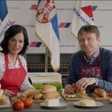 Objavljen spot u kojem funkcioneri SNS prave sendviče za miting (VIDEO) 7