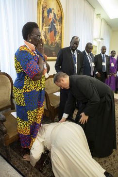 Papa poljubio stopala južnosudanskih vođa da ohrabri mir (FOTO) 3