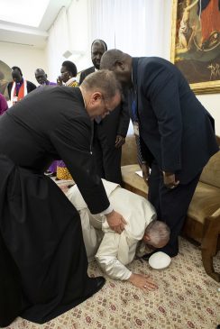 Papa poljubio stopala južnosudanskih vođa da ohrabri mir (FOTO) 2