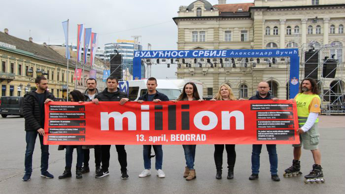 Performans „1 od 5 miliona“ ispred bine u Novom Sadu 1