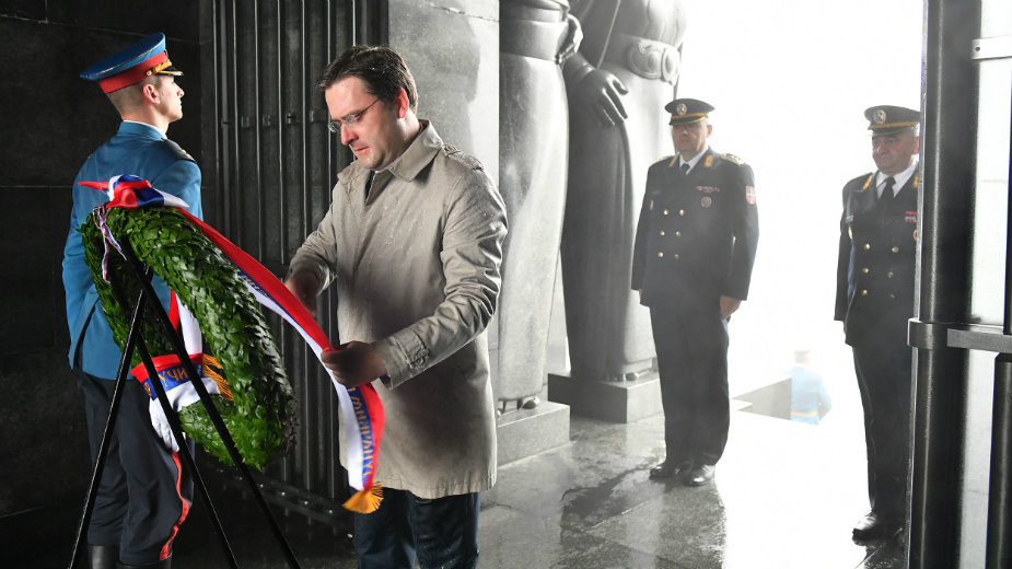 Selaković položio venac na Spomenik Neznanom junaku 1