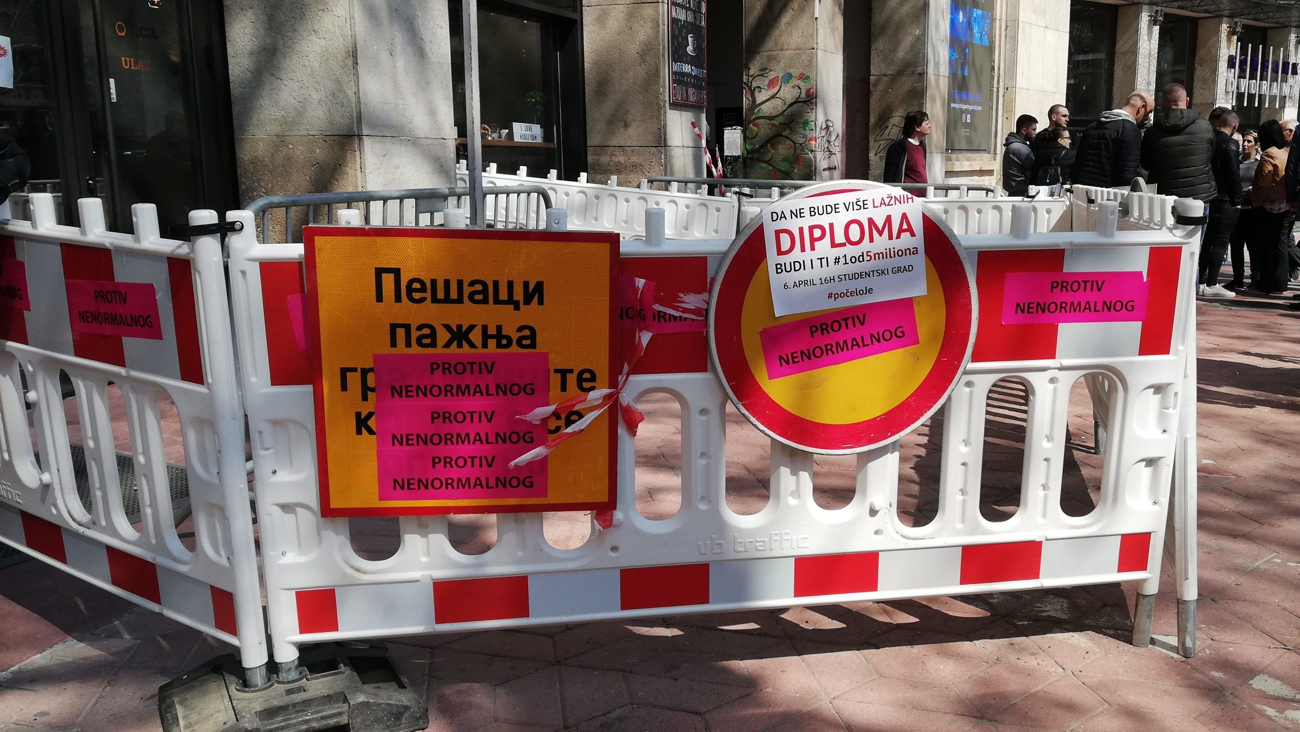 SZS uklonio ograde iz Kolarčeve i postavio ih pred REM (FOTO, VIDEO) 1