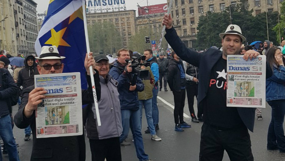 Zrenjaninci na protest stigli privatnim automobilima (FOTO) 4
