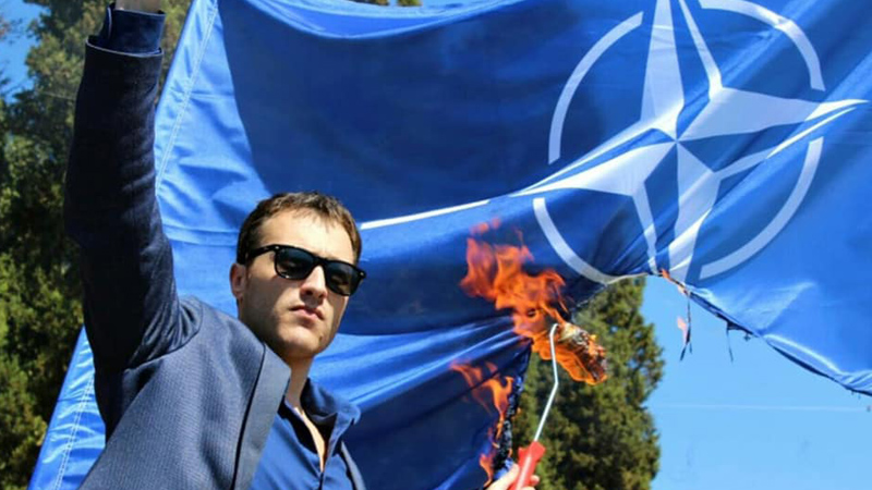 Milačić zapalio zastavu NATO, za ministarstvo to propali performans 1
