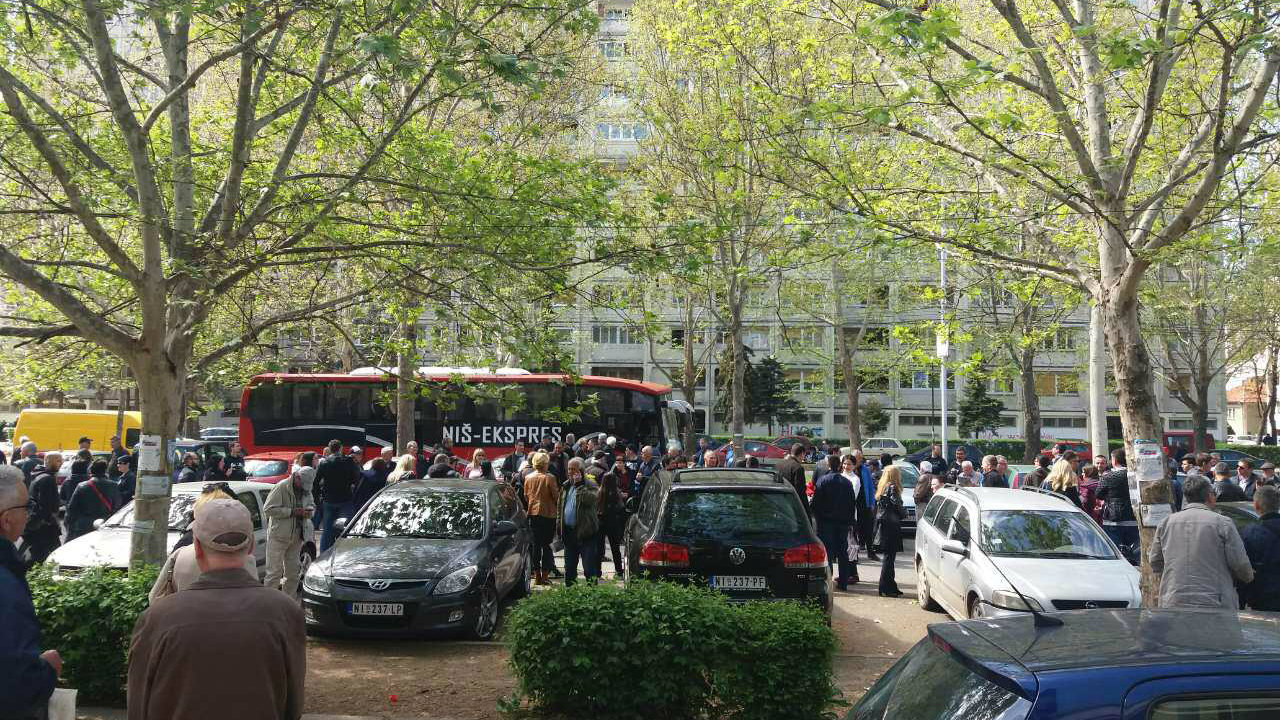 Više od sto autobusa odvezlo niške naprednjake na miting SNS u Beogradu 1