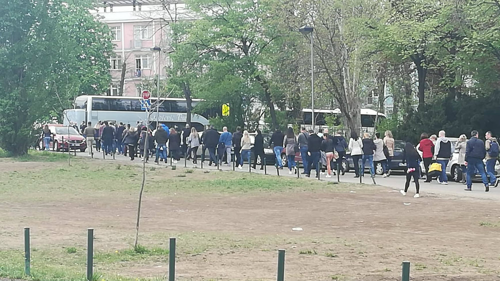 Simpatizere SNS-a autobusi pokupili kod Hale Pionir 1