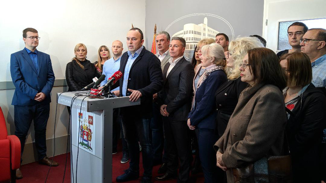 Odbornici SNS-a “odbranili” Skupštinu Niša od Boška Obradovića 1