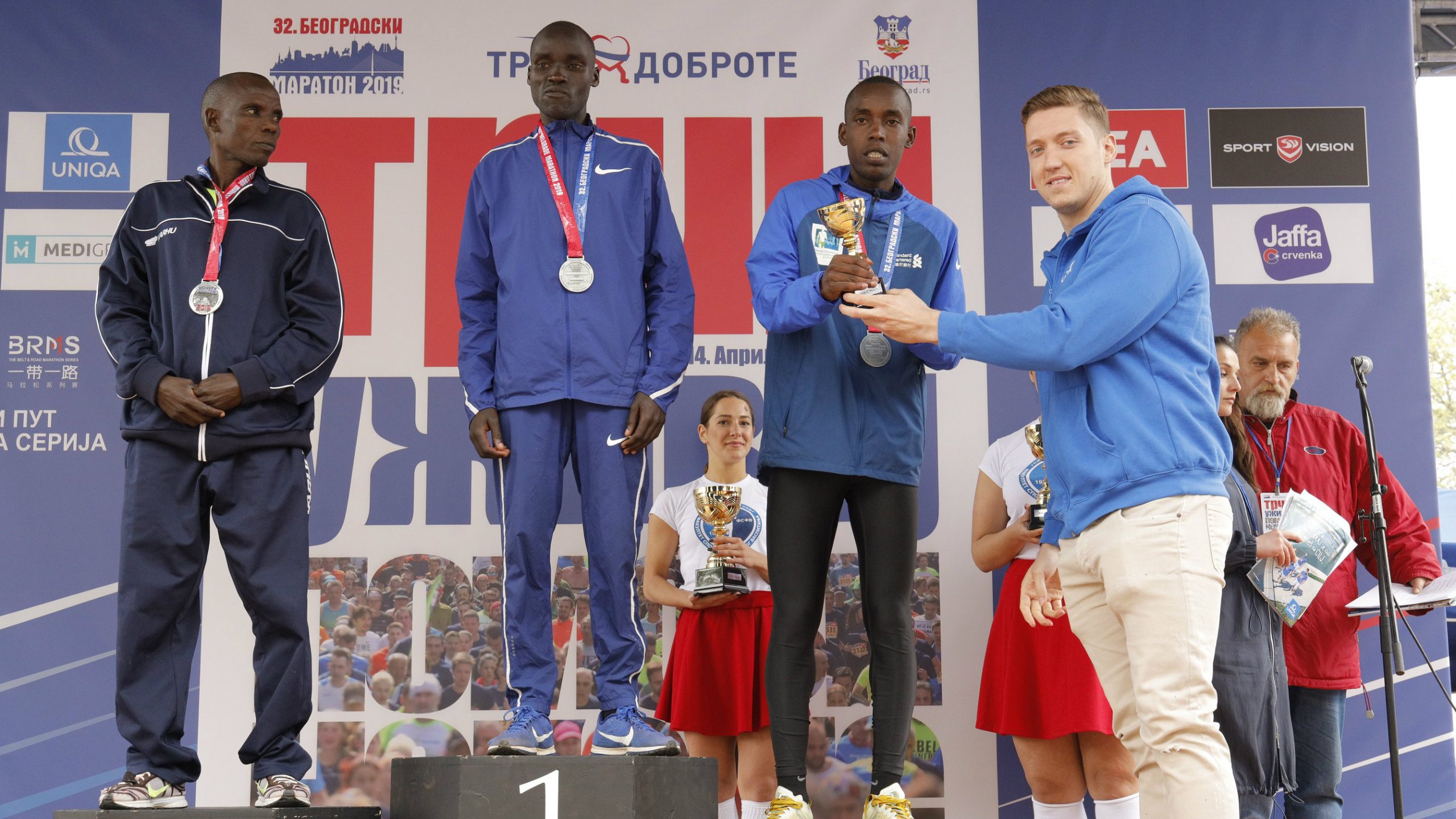 Sava Ranđelović podržao kampanju "Rak je izlečiv": Dodelio medalje najbržim maratoncima 1