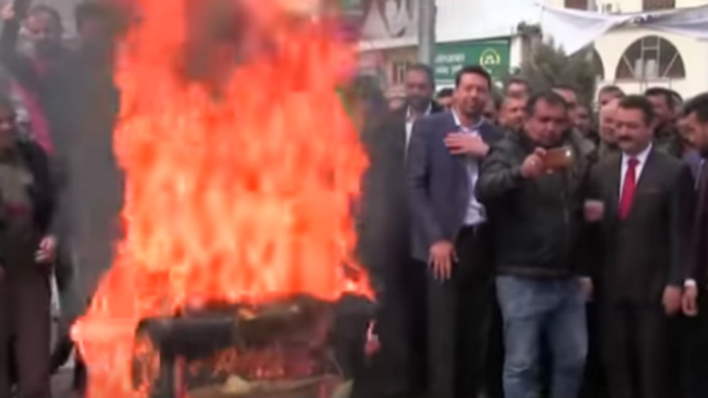 Turska: Gradonačelnik zapalio fotelju kako bi dokazao da nije žedan vlasti (VIDEO) 1