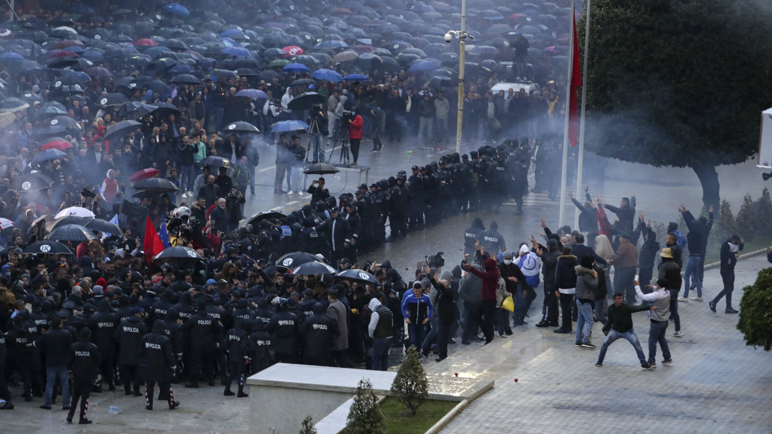 Demonstracije u Tirani, sukobi sa policijom 1