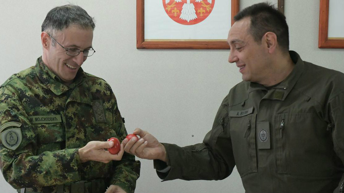 Ministar odbrane i načelnik Generalštaba na Vaskrs u bazi „Medevce“ 1