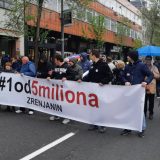 Zrenjaninci na protest stigli privatnim automobilima (FOTO) 8