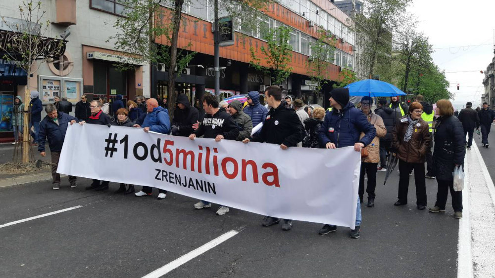 Zrenjaninci na protest stigli privatnim automobilima (FOTO) 1