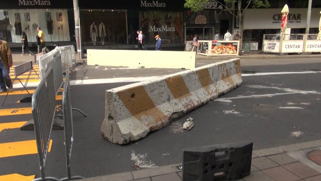 Umesto zaštitne ograde betonske barikade u centru Beograda (FOTO) 4