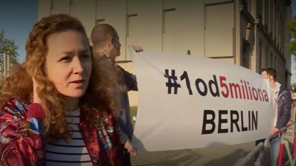 Podsetnik za Vučića: U Berlinu razvijen transparent Jedan od pet miliona 1