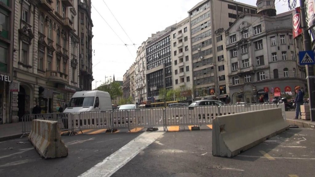 Umesto zaštitne ograde betonske barikade u centru Beograda (FOTO) 3