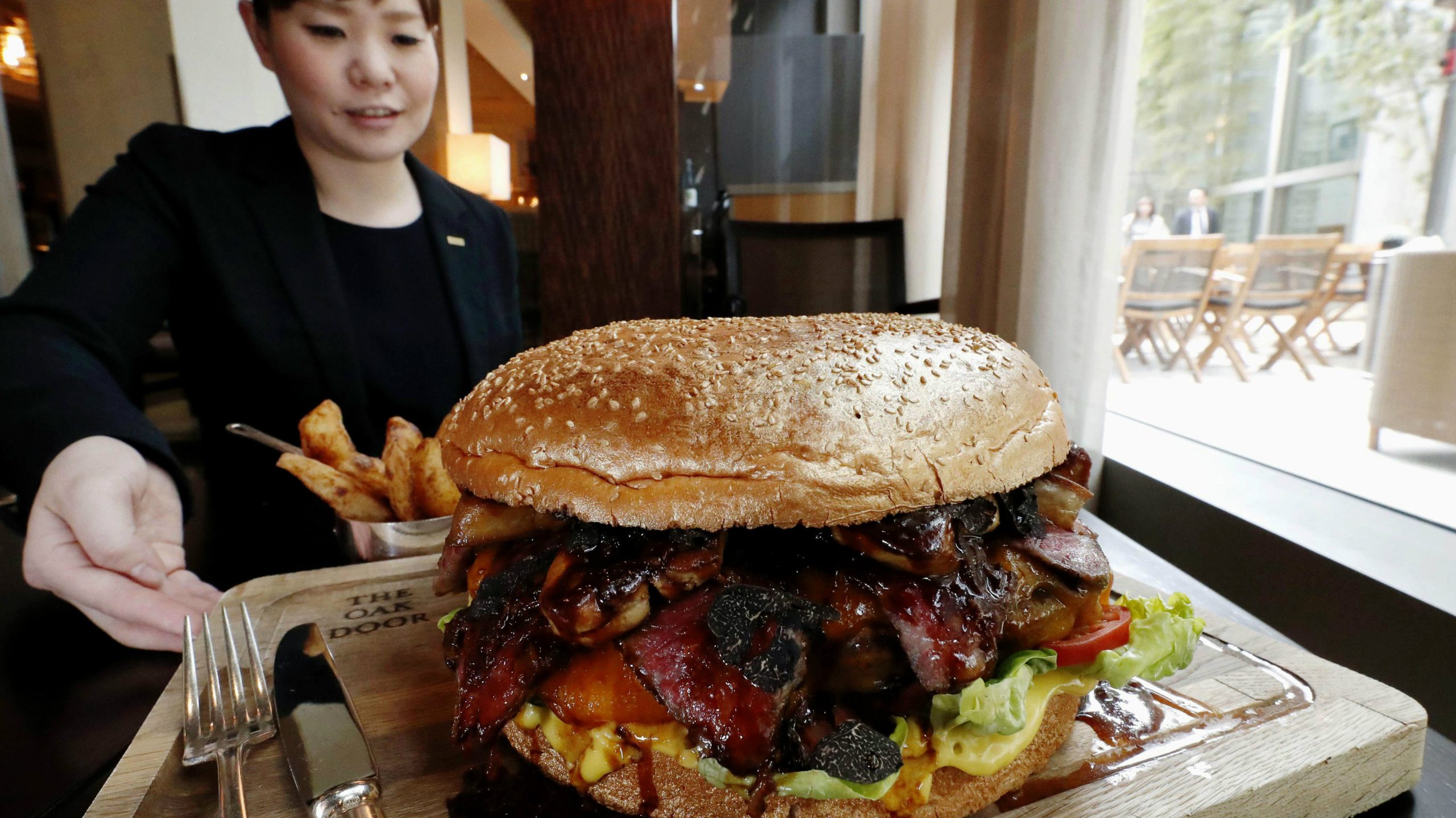 U Tokiju megaburger od 800 evra kao deo proslave dolaska novog cara 1