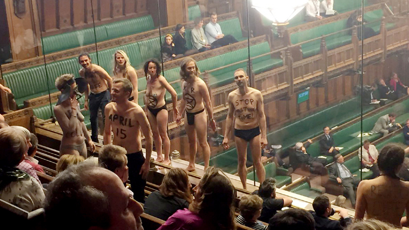 Striptiz u britanskom parlamentu usred debate o Bregzitu 1