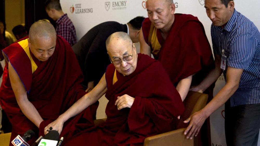 "Posisaj mi jezik": Dalaj Lama poljubio dečaka u usta, pa se izvinio 1