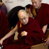 "Posisaj mi jezik": Dalaj Lama poljubio dečaka u usta, pa se izvinio 1