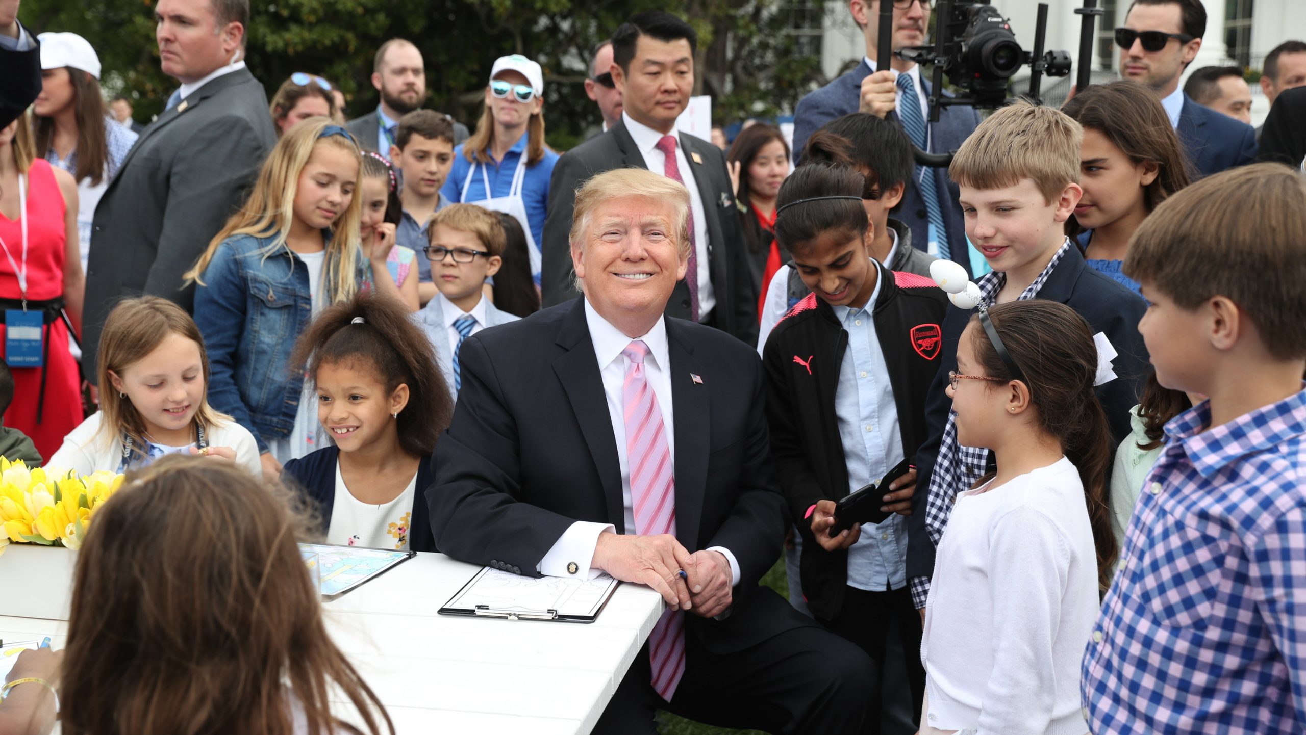 Tramp otvorio godišnju uskršnju trku sa jajima u Beloj kući (Foto) 6 Tramp otvorio godišnju uskršnju trku sa jajima u Beloj kući (Foto) 6