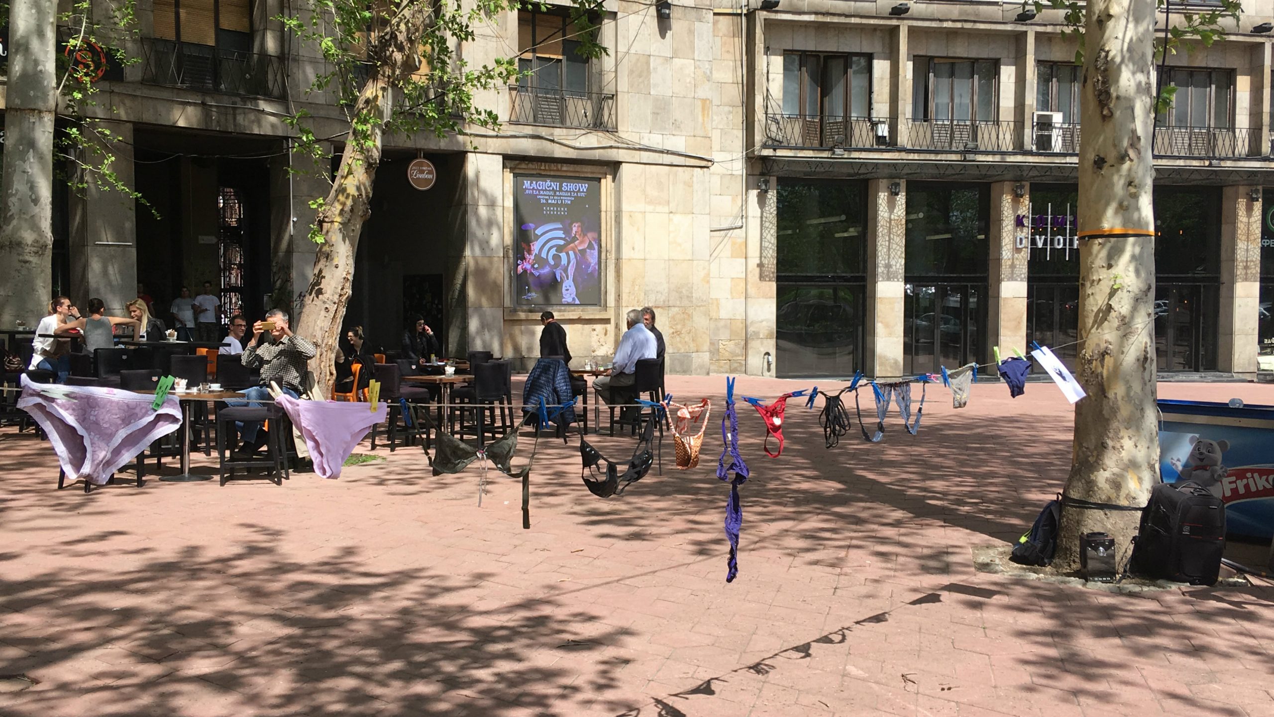 "Prljavim vešom" na Trgu Nikole Pašića traže reakciju REM-a (FOTO) 1