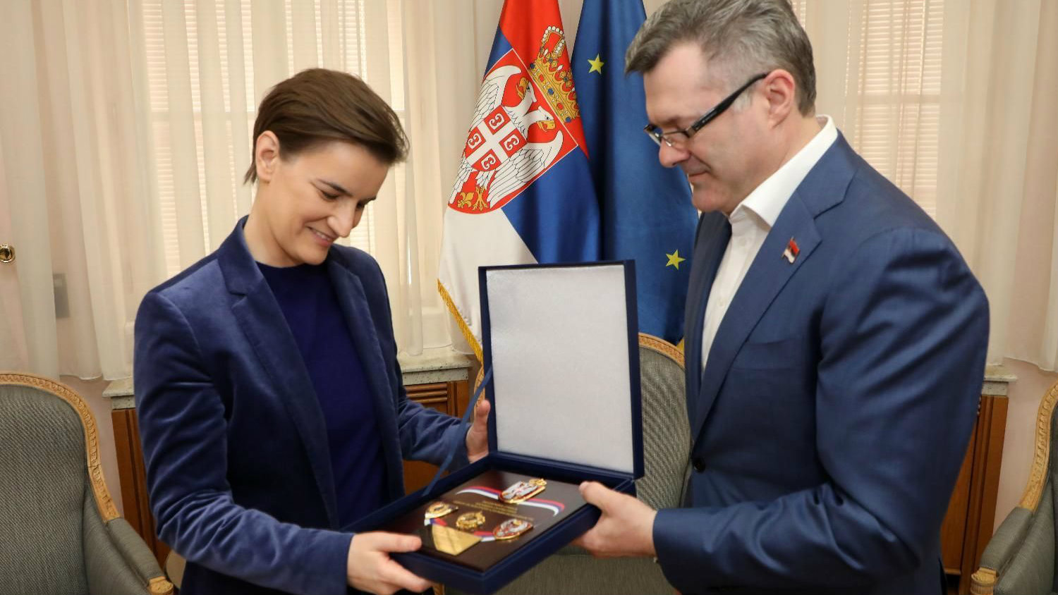 Ani Brnabić plaketa Odbora za kontrolu službi bezbednosti Narodne skupštine 1