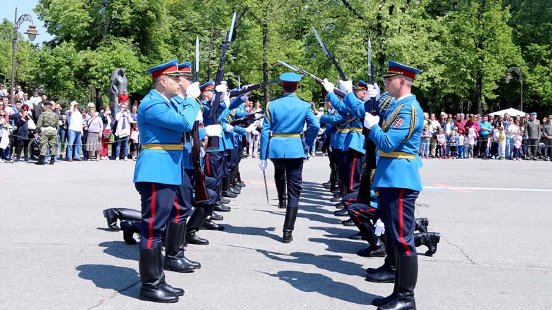 Promenadni defile orkestra i egzercir pripadnika Garde, povodom Dana vojske 1