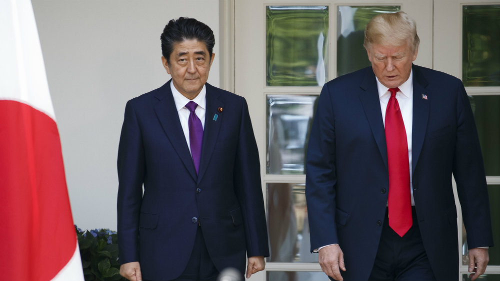 Abe u misiji "dodvoravanja" Donaldu Trampu 1