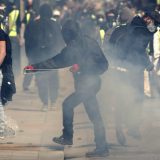 Na protestima Žutih prsluka u Francuskoj policija koristila suzavac 2