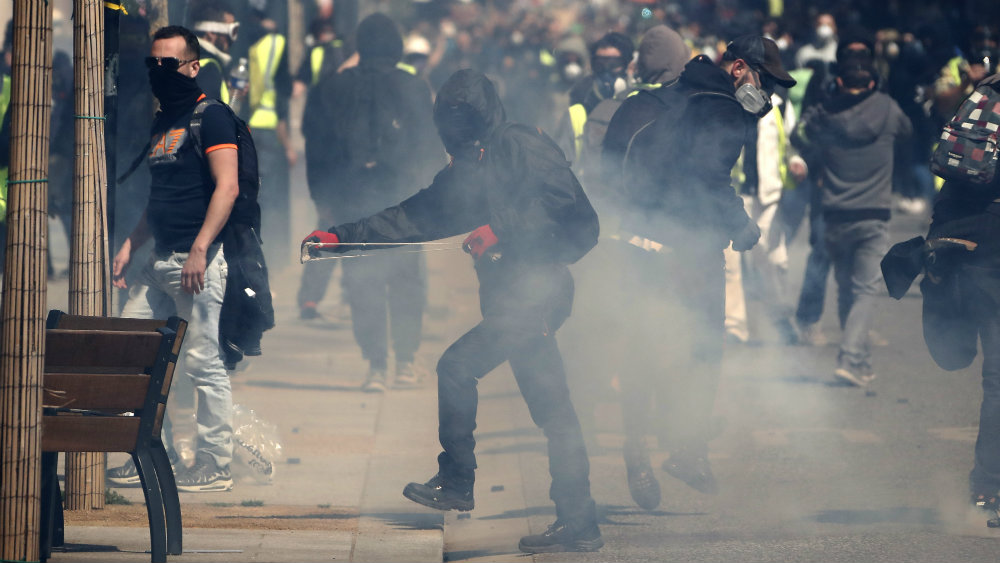 Na protestima Žutih prsluka u Francuskoj policija koristila suzavac 1